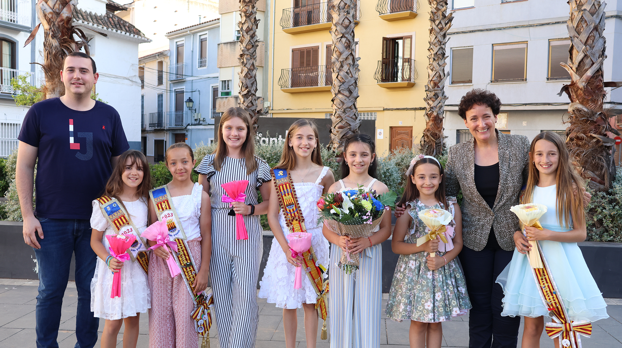 Onda tria a María Belloso Espinosa com a reina infantil de la Fira 2024 i li acompanyen dos dames d’honor